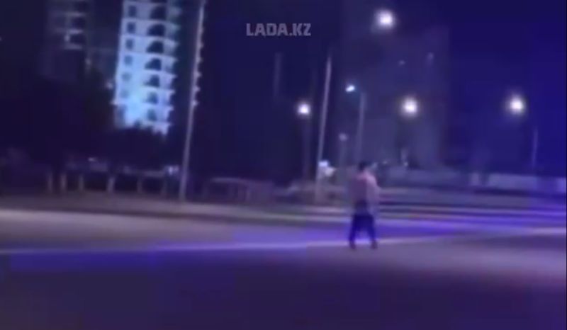 Житель Актау спустил штаны и гулял возле прокуратуры