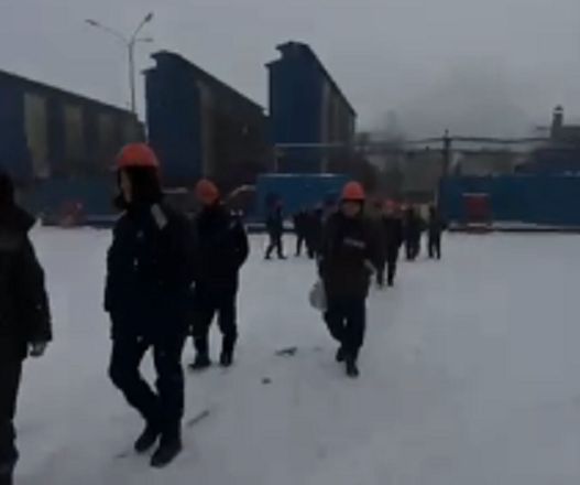 Повысить зарплату и выплатить 13-ю требуют работники завода Asia Ferroalloys в Караганде