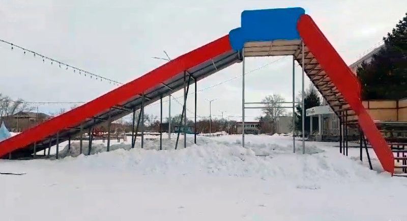 Рабочий погиб при разборе новогодней горки в Костанайской области