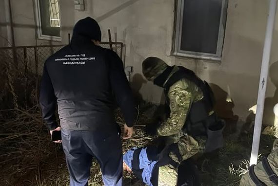 Ходил по квартирам как на работу: вора-одиночку поймали с набором отмычек