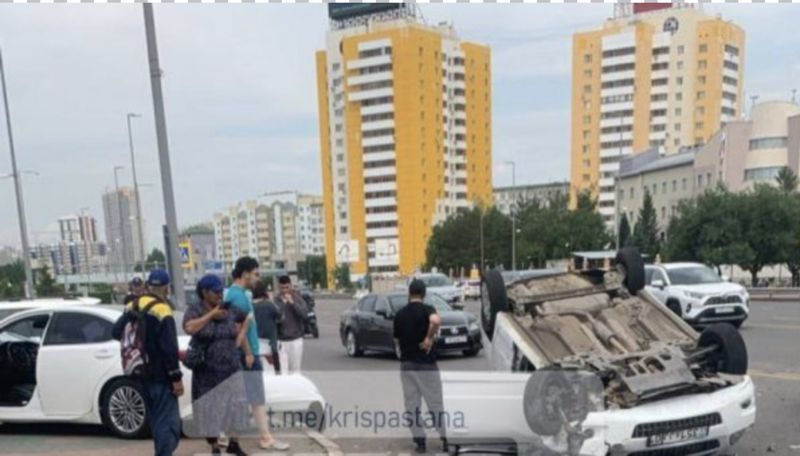 В Астане перевернулась машина после столкновения: один человек пострадал