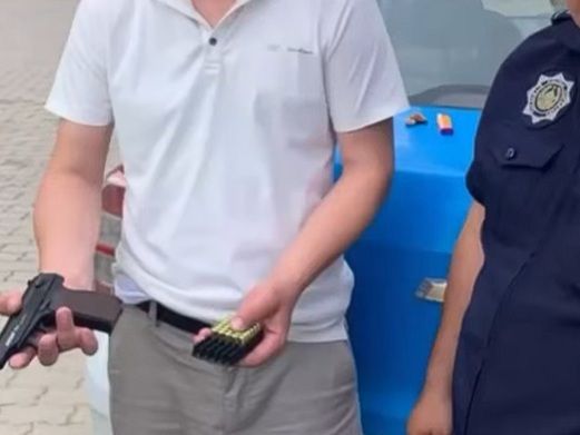 Пьяный мужчина с пистолетом разгуливал по улицам Актау