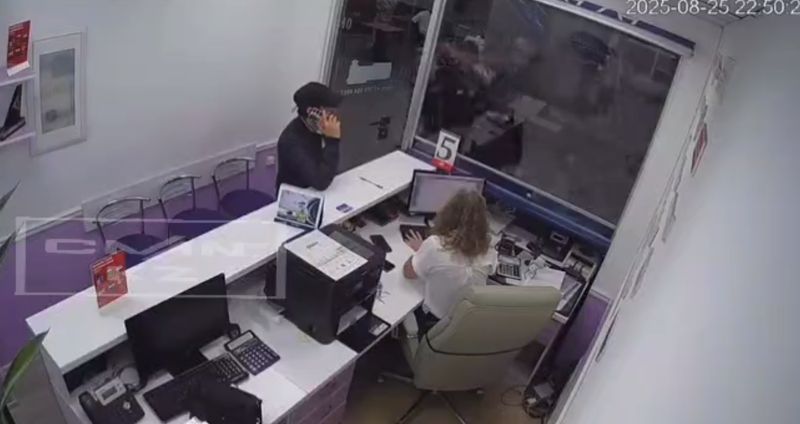 Самоподжог в аэропорту Алматы: видео происшествия опубликовали в сети