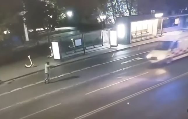 В Астане пьяный прохожий швырнул барсетку в скорую и разбил лобовое стекло