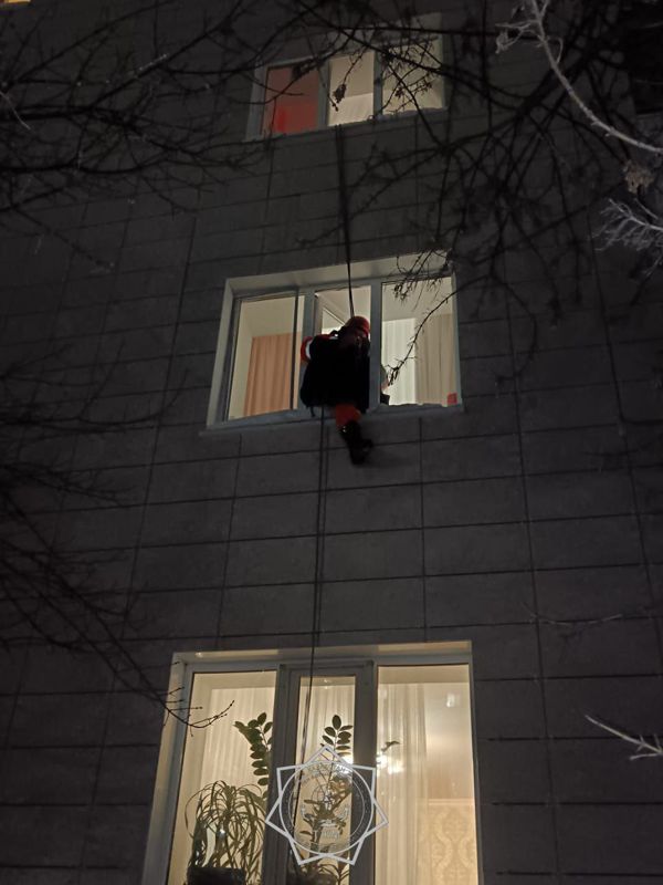 В Астане трёхлетний малыш оказался заперт в квартире