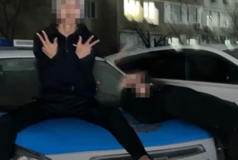 Селфи верхом на полицейской машине стало проблемным для родителей подростка