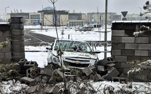 Кандидат в водители проломил забор во время экзамена в алматинском спецЦОНе