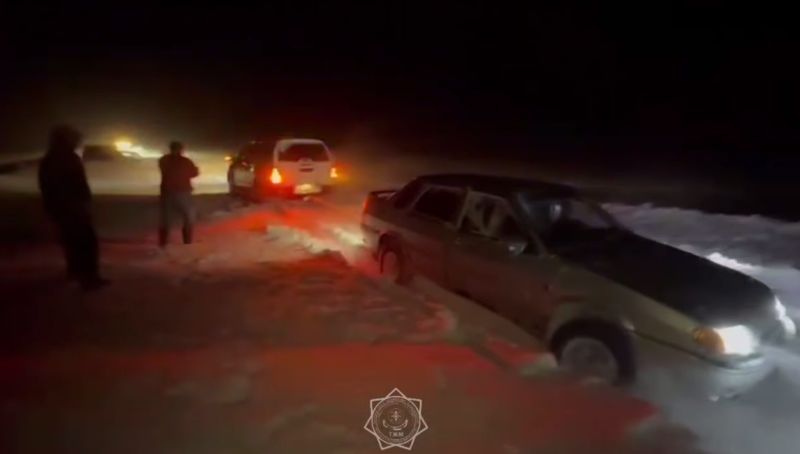 30 человек оказались заблокированными в снежном заносе в Костанайской области
