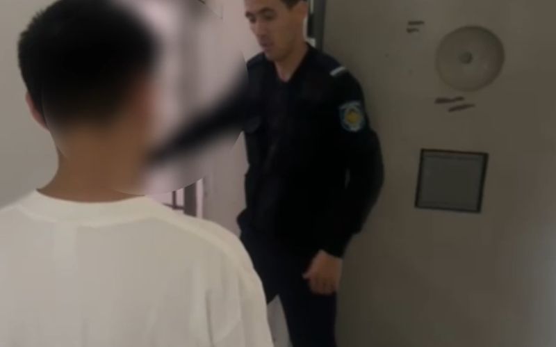 В Атырау задержали мужчину, ударившего ребёнка на детской площадке