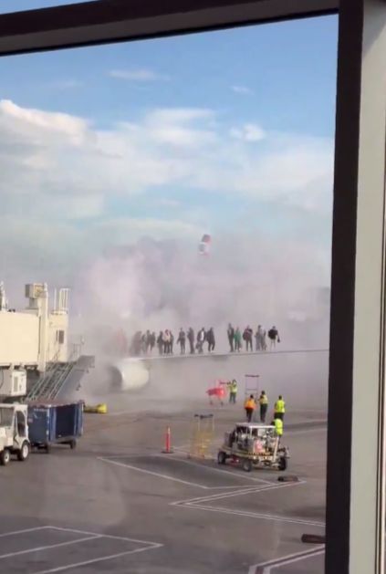 Самолёт, полный пассажиров, загорелся в США