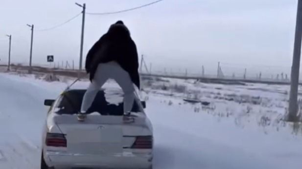 Стетхэм на минималках: мужчина забрался на багажник ради опасного трюка