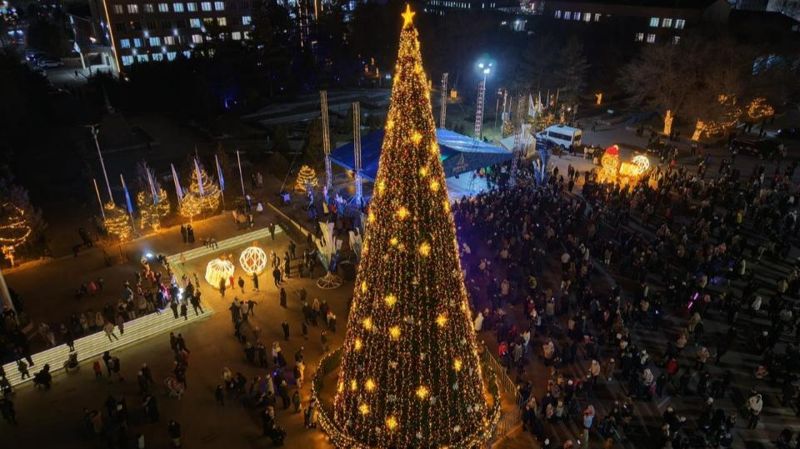 В Конаев впервые прибыл новогодний караван Coca-Cola