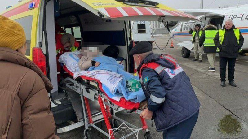 В Алматы ребёнка доставили для экстренного лечения на самолёте МЧС