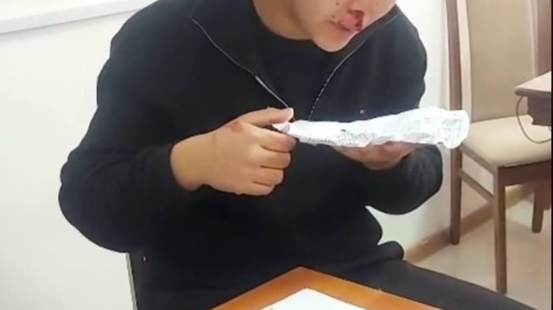 Из-за тетради: в Атырауской области студенты избили одногруппника