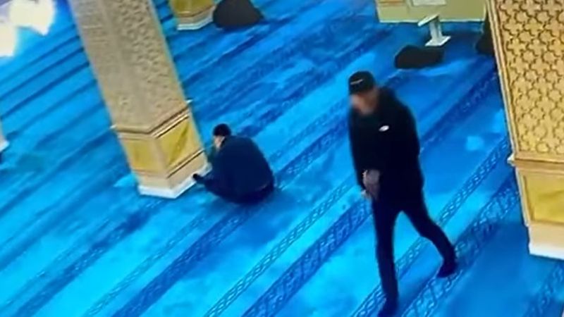 Алматинец воровал вещи в мечетях во время намаза 
