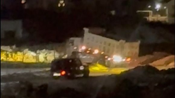 Возят землю всё ночь: алматинка рассказала о странных работах у неё под окнами