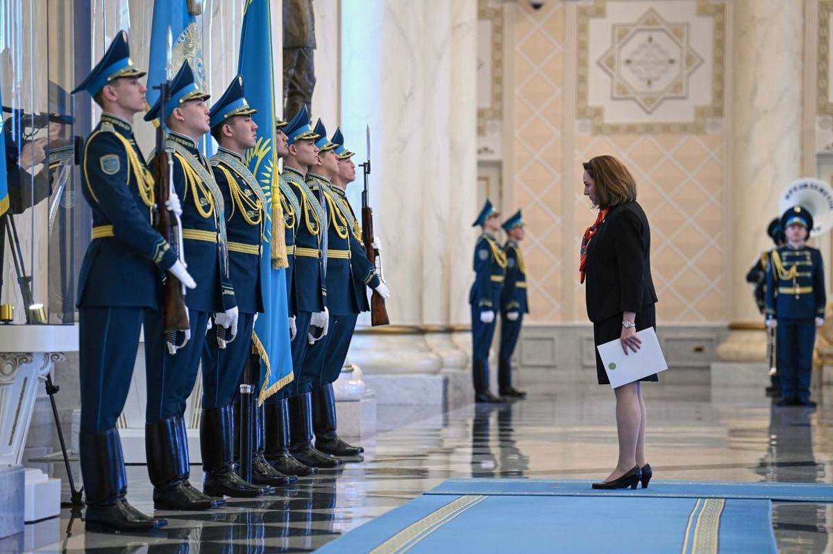 Джули Стаффт и рота почётного караула