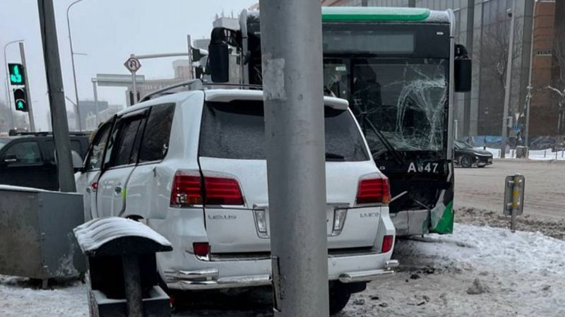 В Астане Lexus столкнулся с автобусом