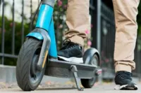 Алматинская школьница осталась инвалидом после наезда самокатчика 