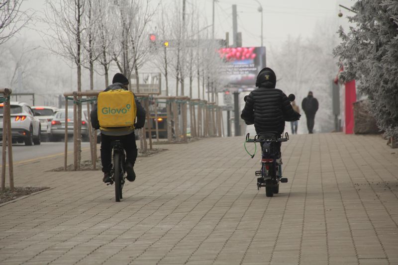 После домогательств курьера в Алматы ужесточат требования к сервисам доставки