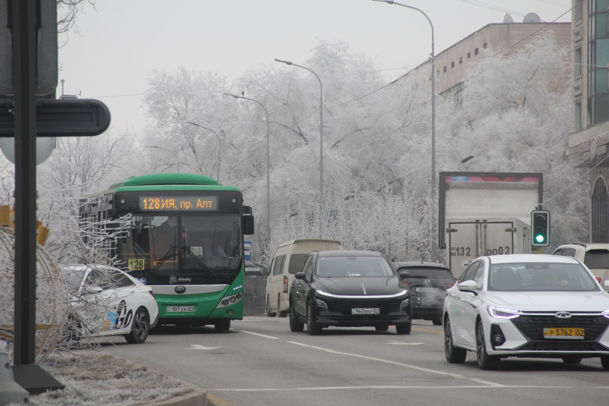 Автобус и автомобили в Алматы зимой