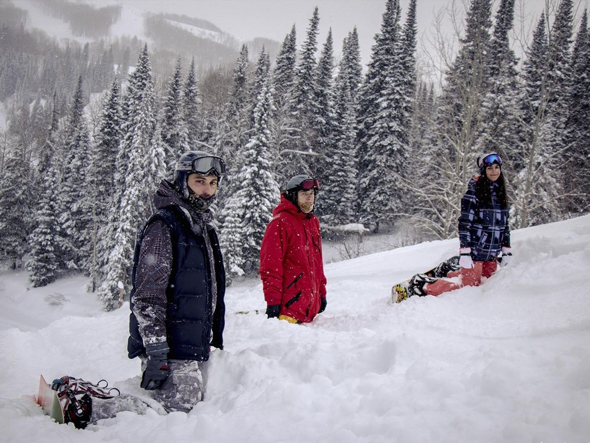 Сноубордисты в снегу