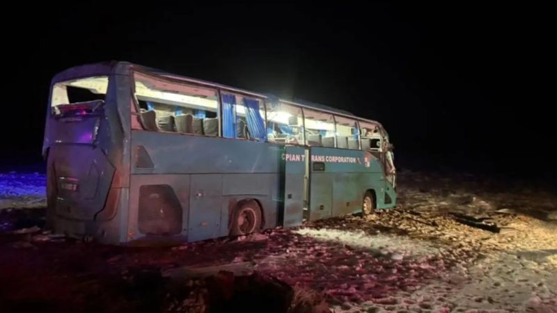 Маңғыстау трассасында автобус аударылды: төрт адам қаза тапты