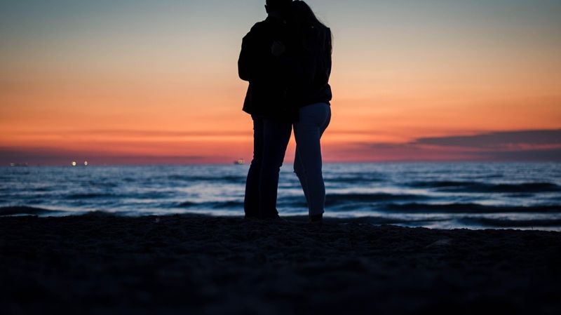 Казахстанцам запретили возить любовниц на Бали