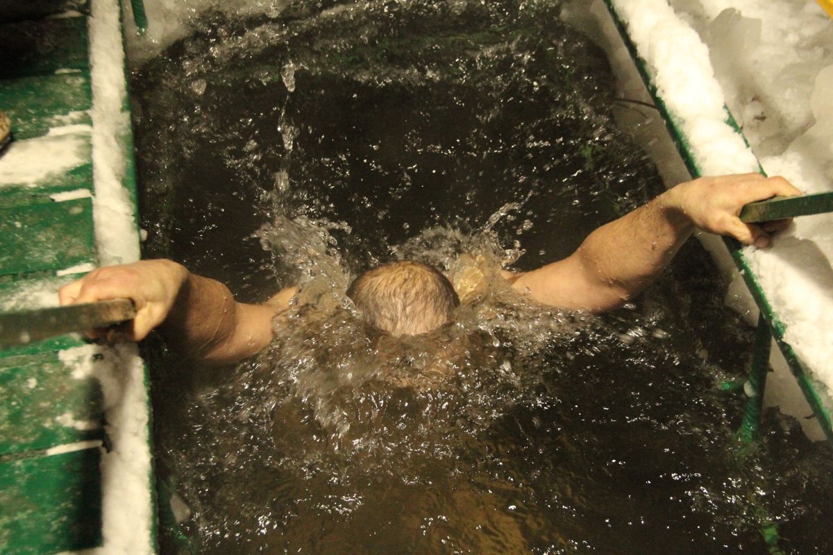 Человек нырнул в прорубь 