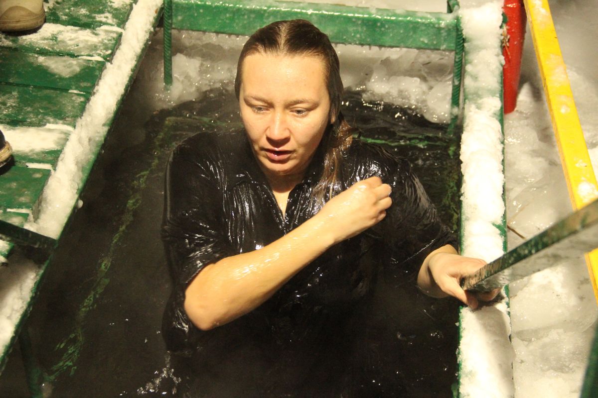 Девушка купается на крещение