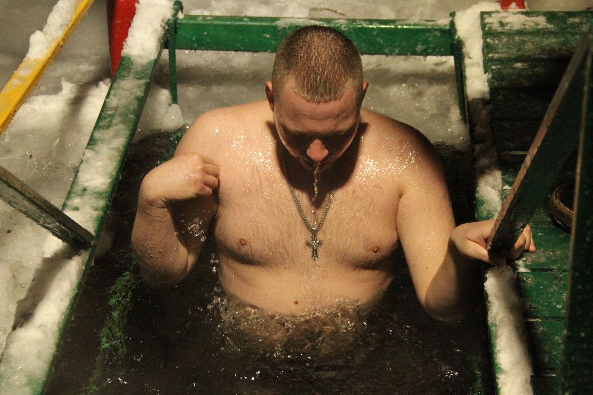 Мужчина купается на крещение