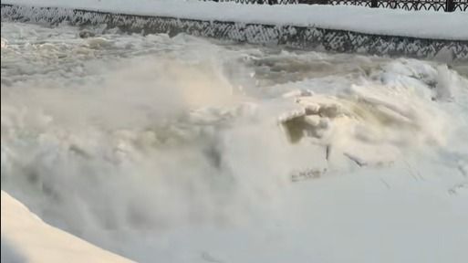 Ледовый поток на Есентае напугал алматинцев: в ДЧС объяснили причину явления