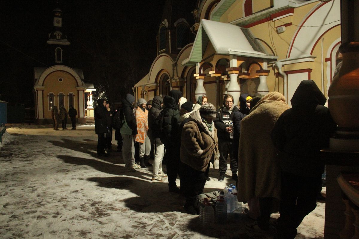 Очередь за святой водой