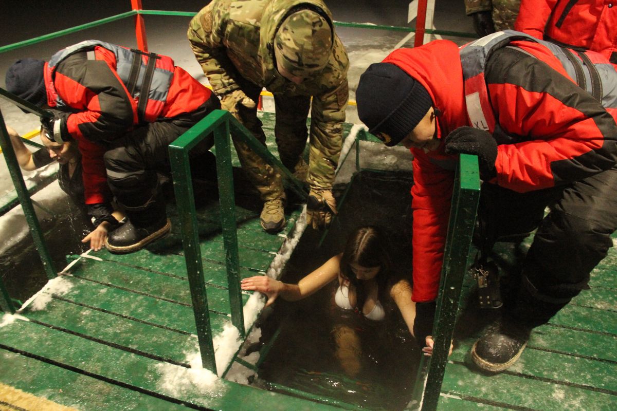 МЧС помогает девушкам в купели