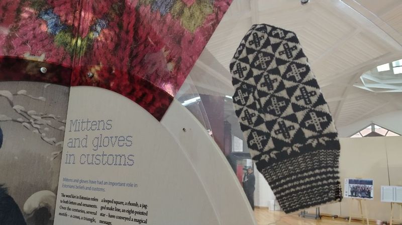 Самая тёплая выставка зимы: алматинцам показали рукавицы с берегов Балтики