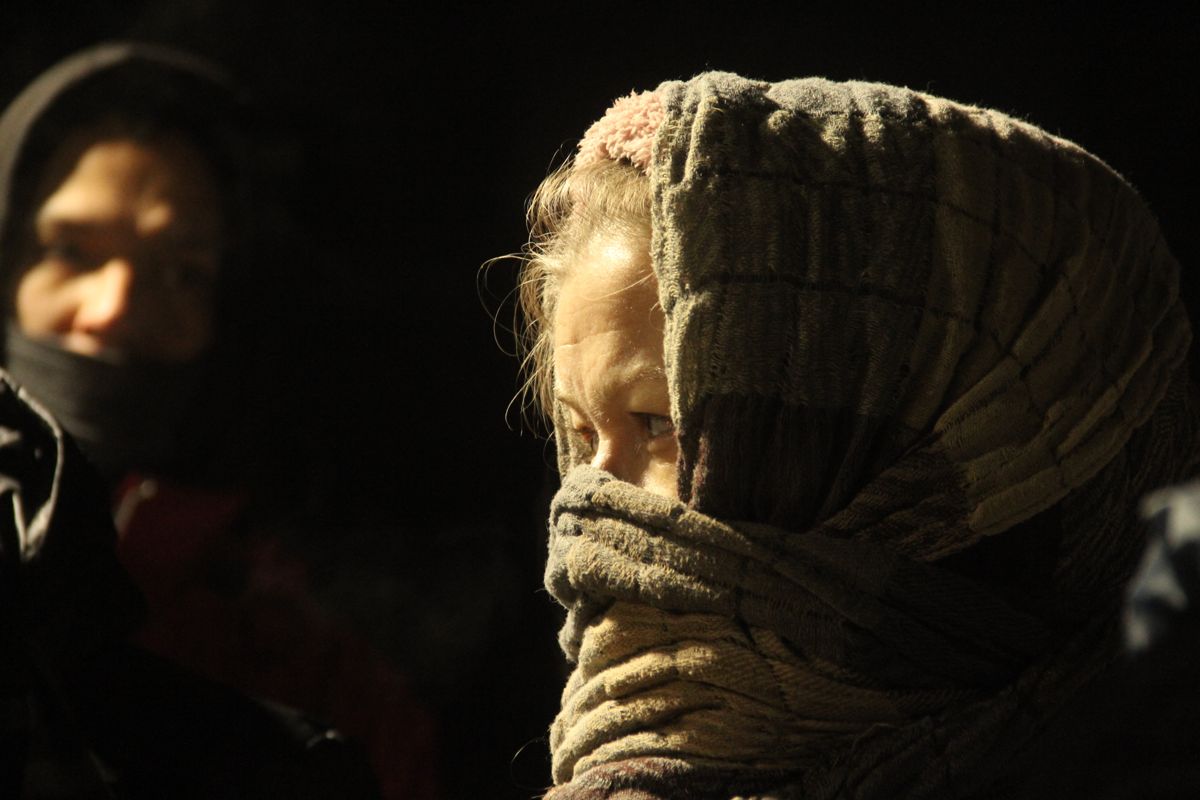 Женщина закрыла лицо от холод