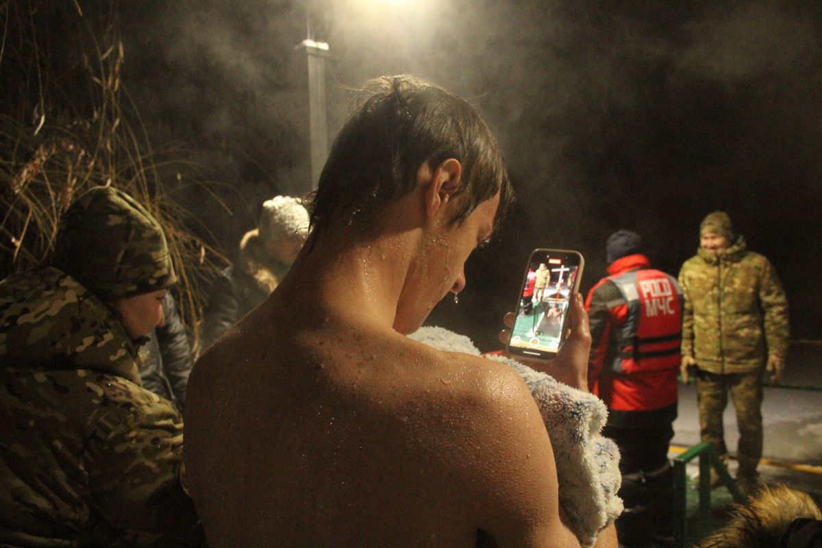 Парень после купания снимает друга