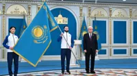 Токаев вручил флаги Казахстана олимпийской и паралимпийской сборным 