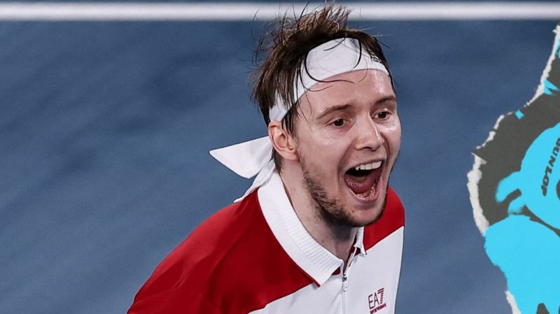 Александр Бублик радуется 