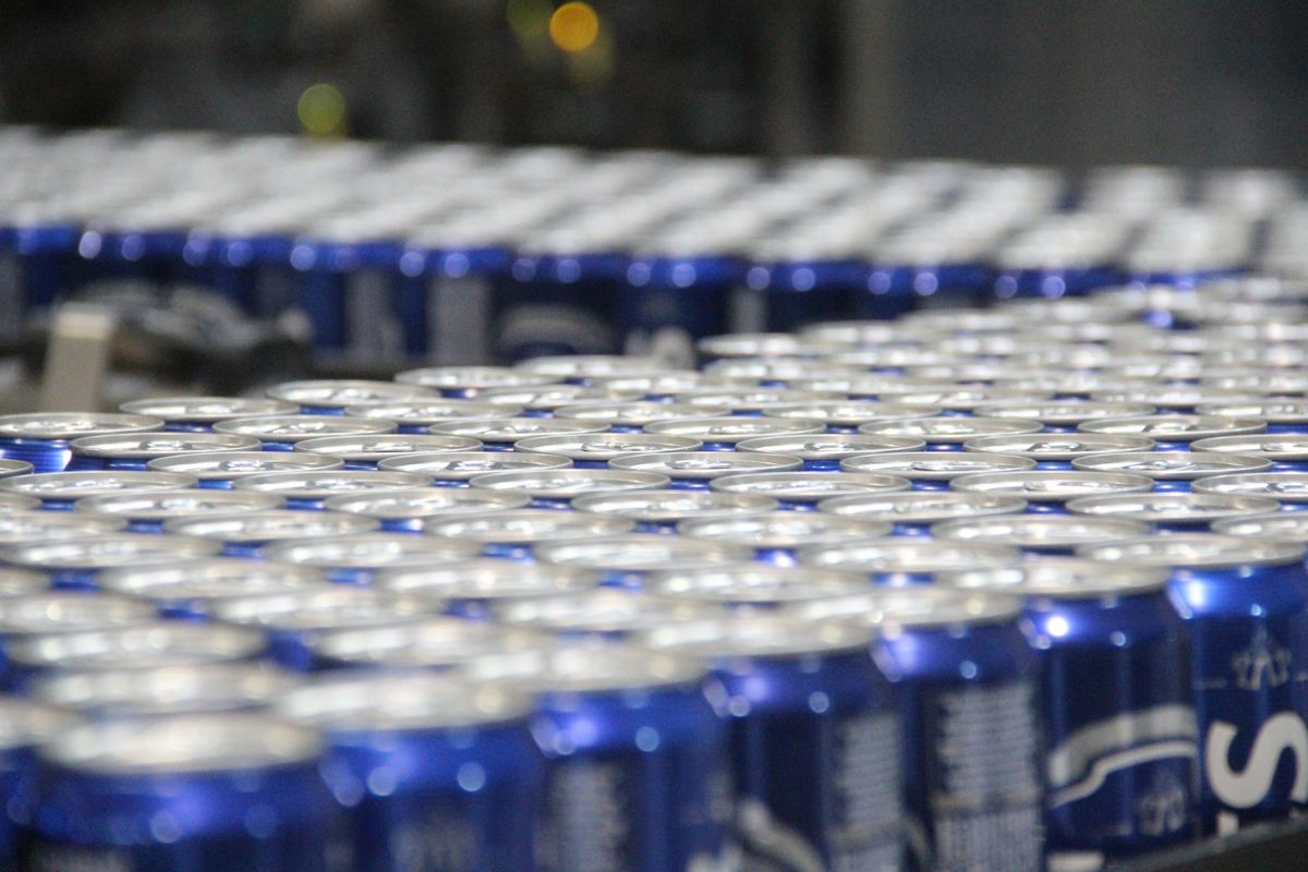 Банки пива Efes