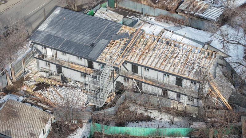 В Алматы по решению суда снесли третий этаж жилого дома
