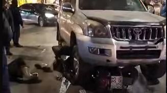 В Алматы внедорожник сбил курьера на мопеде