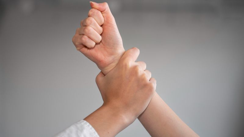 Посетительницу кафе в Актау избили из-за пролитого чая 