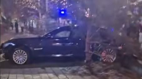 В Алматы водитель BMW не справился с управлением и врезался в дерево