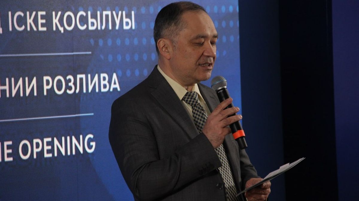 Чингис Каскеев выступает на открытии новой линии по розливу в Efes