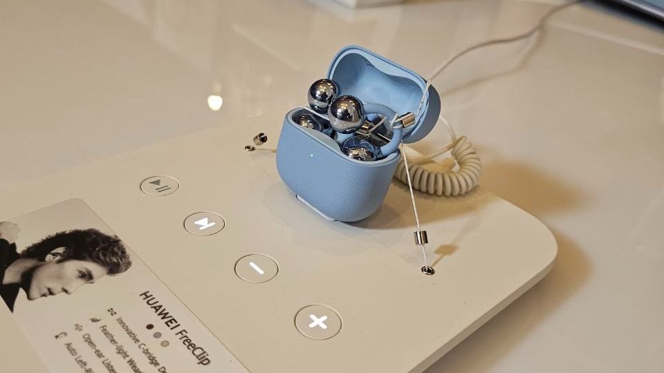 В Алматы презентовали наушники FreeClip 2