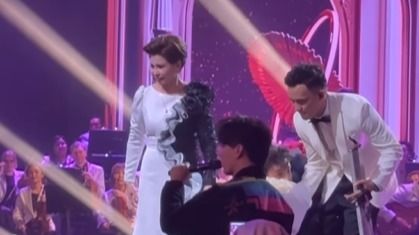 Димаш Кудайберген трогательно поклонился Розе Рымбаевой 