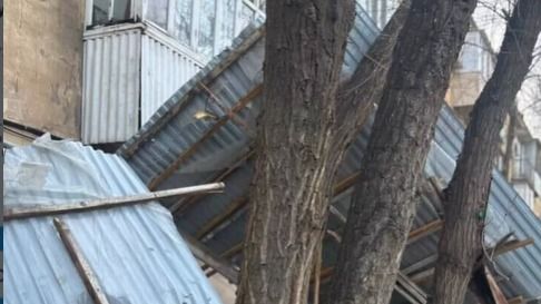 Срывало крыши и валило деревья: на Конаев обрушился ураган