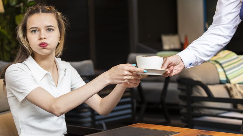 Посетительницу кафе в Актау избили из-за пролитого чая 