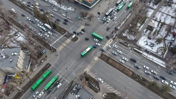 На перекрёстках Алматы внедрили дополнительные фазы светофоров